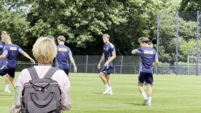 MSV Duisburg
Trainingsgelände
Westender Str.
Lara: https://www.instagram.com/la_ra.47/?igsh=ZjRxZDQ4bjBqcHd2#
VLOG Playlist: https://youtube.com/playlist?list=PLDyneEab2uX_2AVo-tXkXO36jkZ4H7OZY&feature=shared
Stadionvlog, stadion vlog, vlog, msv, msvduisburg, duisburg, regionalliga, regio, bundesliga, deutschland, germany, duisburg, weissblau, zebrasweissblau, nurdermsv, msv niederrhein, duisburg ratingen, msv duisburg ratingen, ratingen, msv pokalspiel, msv transfers, msv duisburg kader, bundesliga, fan perspektive,
MSV Duisburg Highlights
Moin Leute heute in dem Video seht ihr meinen 1. Vlog, einen Trainingsvlog. Ehrenschwester Lara hat übernommen.
Gerne vorbeischauen! |
Twitch | https://www.twitch.tv/piiratv
Instagram | https://www.instagram.com/piiratv/
TikTok | https://www.tiktok.com/@piiratv
Music: Use: https://www.bensound.com/free-music-for-videos
Vlog yt, vlog youtube, fifa21ultimate team, fut21, fifa, fut, fut birthday, packs, rage, sprint to glory, mbap - Youtube
