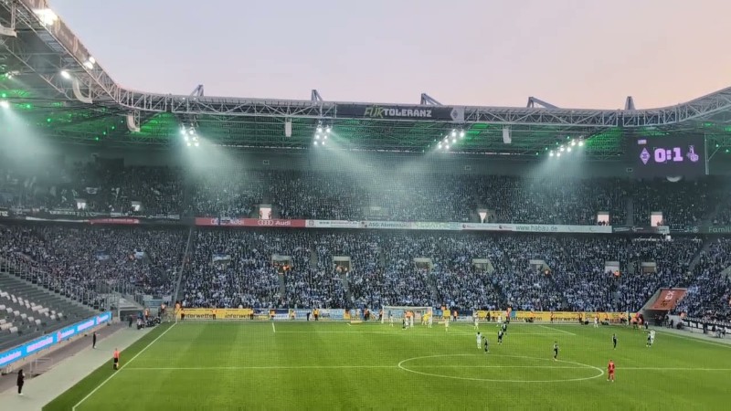 Beeindruckende Stimmung aus 15.000 Auswärtsfans des MSV Duisburg.

#msvduisburg #fupa #regionalliga #borussiamönchengladbach #regionalligawest #aufstieg, tags: duisburg mit die - youtube