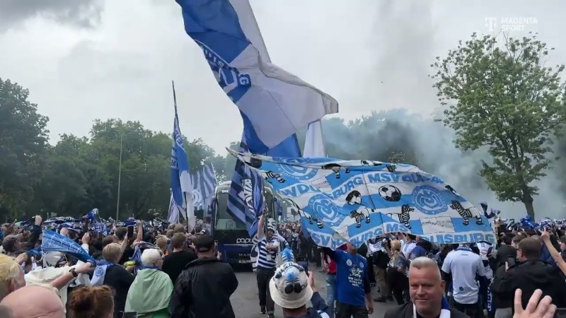 Der MSV Duisburg darf sich bei seinem Comeback in die dritte Liga direkt über einen 2:1-Heimsieg freuen. Die Stuttgarter orientieren sich am Samstagnachmittag eher an den Cottbusern und trifft unglücklich ins eigene Tor. 

Alle Spiele der 3. LIGA live bei MagentaSport: https://bit.ly/3LigaLive

Mehr Live-Sport geht nicht!
Fußball live: https://www.magentasport.de/fussball?wt_mc=daf_sospsoxx_2022-sport-som-ms_fussball-yt-47
Eishockey live: https://www.magentasport.de/eishockey?wt_mc=daf_sospsoxx_2022-sport-som-ms_eishockey-yt-48
Basketball live: https://www.magentasport.de/basketball?wt_mc=daf_sospsoxx_2022-sport-som-ms_basketball-yt-49

MagentaSport auf Facebook: https://www.facebook.com/magentasport.de 
MagentaSport auf Instagram: https://www.instagram.com/magentasport/
MagentaSport auf TikTok: https://www.tiktok.com/@magentasport?lang=de-DE, tags: vfb stuttgart ii - youtube